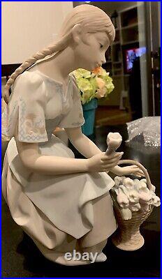 Large Retired Very Rare Bisque Lladro girl with tulips. 10 figurine