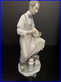 VERY RARE Lladro Pharmacist vinta figurine large piece retired in 1985