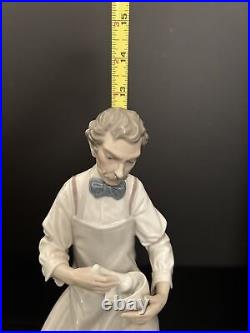 VERY RARE Lladro Pharmacist vinta figurine large piece retired in 1985