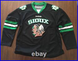 VERY RARE UND Fighting Sioux Youth Hockey Jersey. Size L/XL Reebok EUC