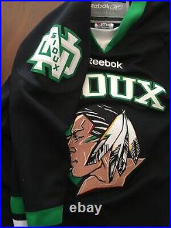 VERY RARE UND Fighting Sioux Youth Hockey Jersey. Size L/XL Reebok EUC