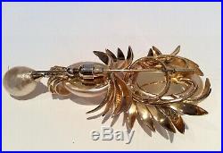 Very rare, 1931 2 part pin Brooch, Gold and Large Pearls. Grosse for DIOR
